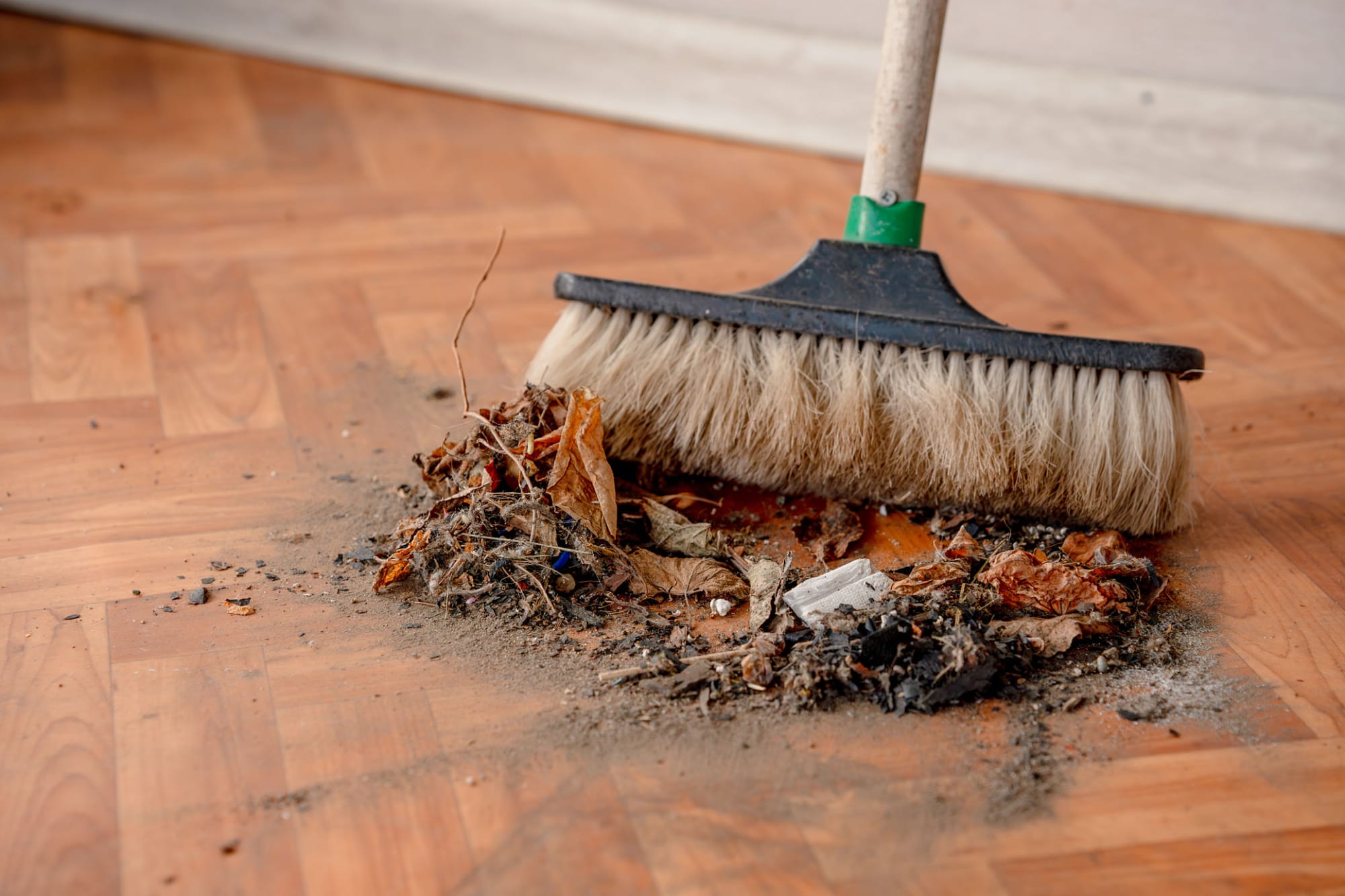 Balayage des débris et poussières après un chantier de construction