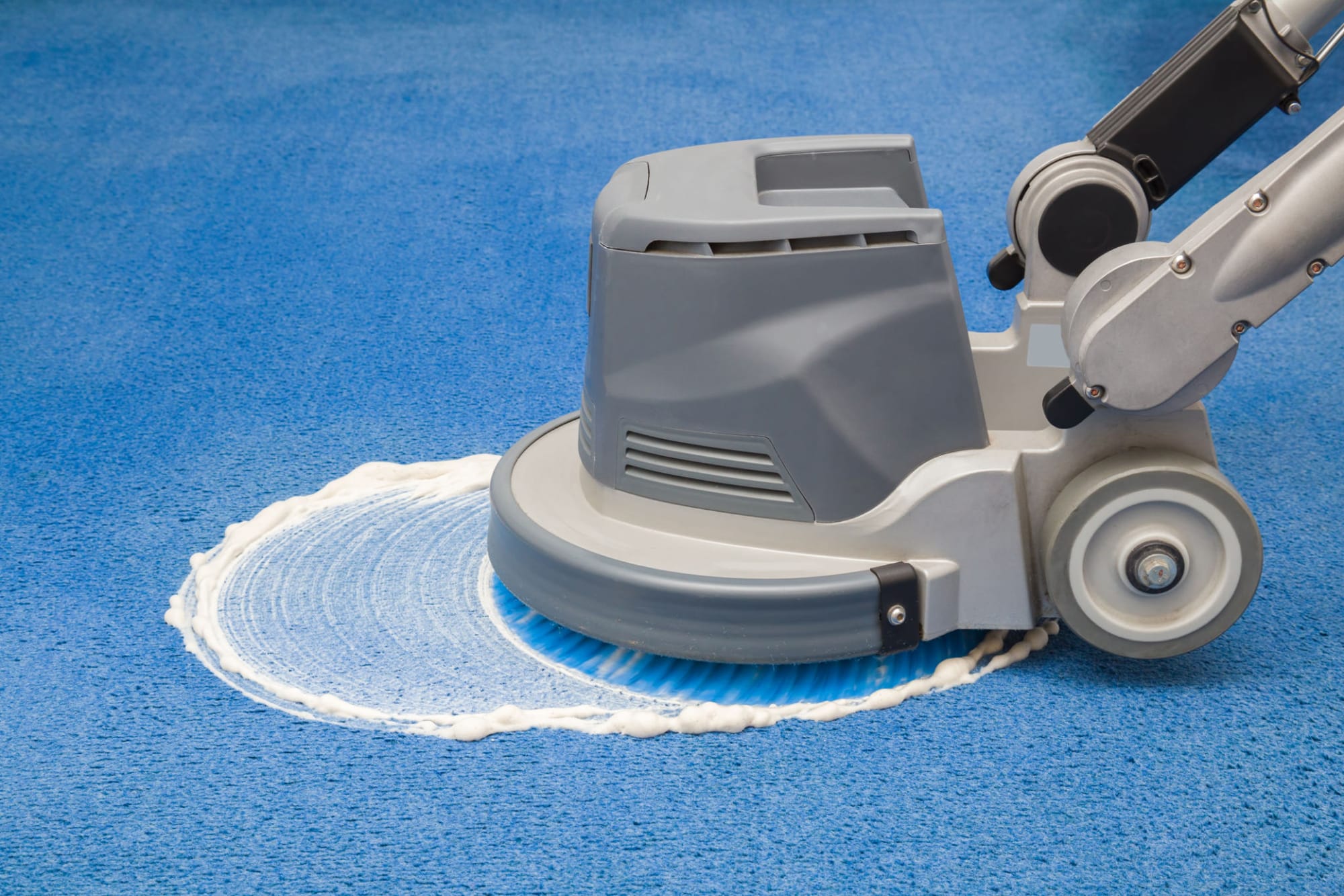 Machine de nettoyage professionnelle en action sur un tapis