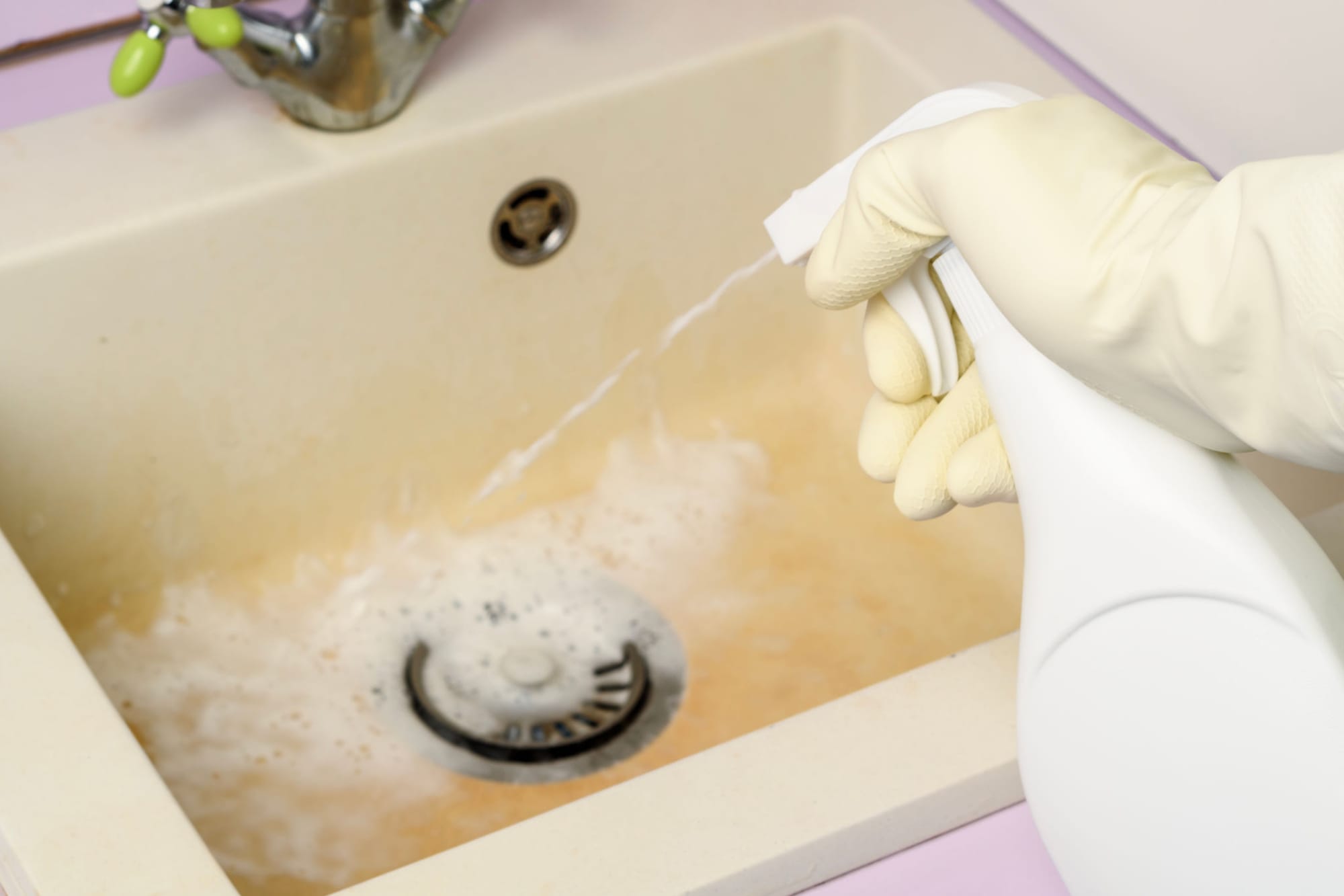 Nettoyage complet d'une cuisine résidentielle avec gants et vaporisateur